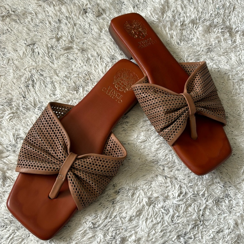 VINCE CUMATO cognac sandal